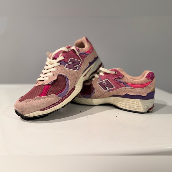 New Balance 2002R - Picture 1 of 5